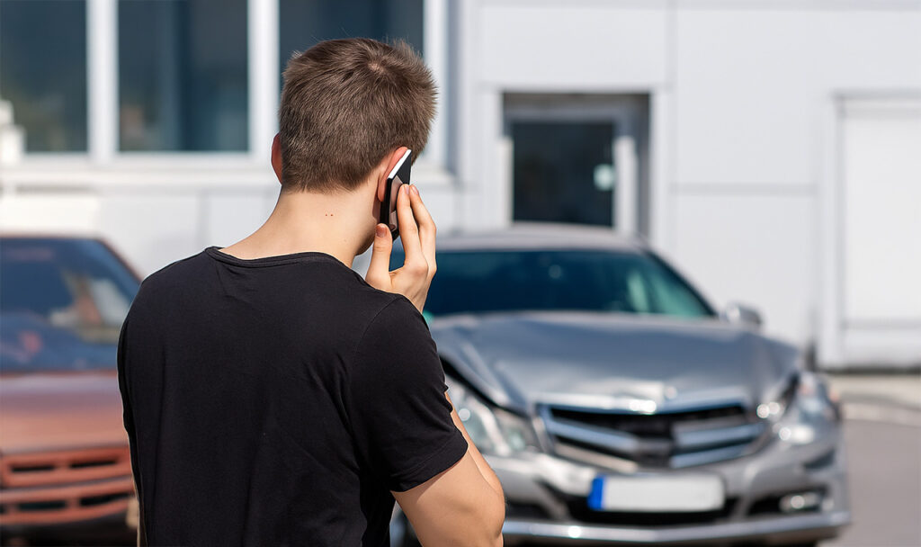KFZ Gutachter bei der Arbeit